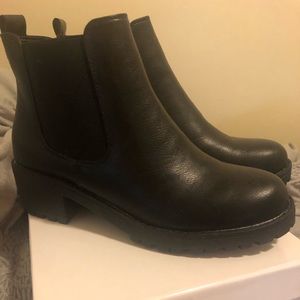 Cute chunky heeled Chelsea boots
